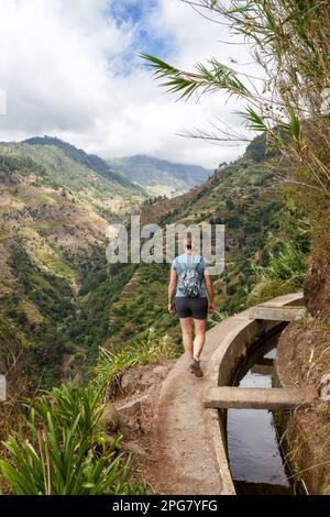 Madeira, Portogallo - 14 settembre 2022: Giovane donna Escursionismo lungo Levada Nova Escursioni Ritratto Sentiero escursionistico sull'isola di Madeira, Portogallo. Foto Stock