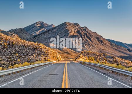 Pahranagat Range Unnamed Peaks, vista da Hancock Summit, al tramonto, autostrada extraterrestre NV-375, vicino a Crystal Spring, vicino a Hiko, Great Basin, Nevada Foto Stock