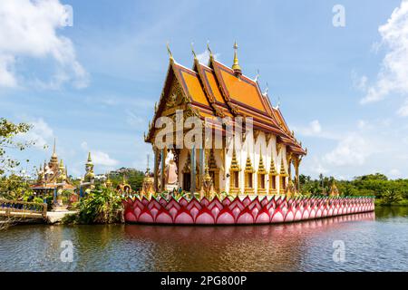 Ko Samui, Thailandia - 11 febbraio 2023: Tempio di Wat Plai Laem sull'isola di Ko Samui in Thailandia. Foto Stock