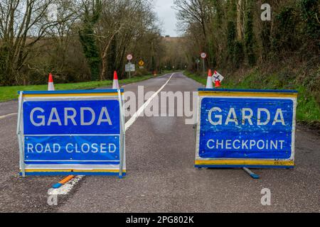 Coolcarron, West Cork, Irlanda. 21st Mar, 2023. Gardai sono attualmente in scena di una collisione di 2 auto sulla R600 a Coolcarron, vicino Belgooly, che è accaduto ieri sera. Un passeggero in uno dei veicoli, una donna dei suoi 20 anni, è stato portato al Cork University Hospital (CUH) con gravi lesioni. I due conducenti sono stati portati al CUH con lesioni non pericolose per la vita. La strada rimane chiusa e non è prevista la riapertura prima delle 2pm:00. Credit: AG News/Alamy Live News Foto Stock