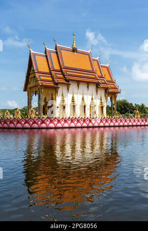 Ko Samui, Thailandia - 11 febbraio 2023: Ritratto del tempio di Wat Plai Laem sull'isola di Ko Samui in Thailandia. Foto Stock