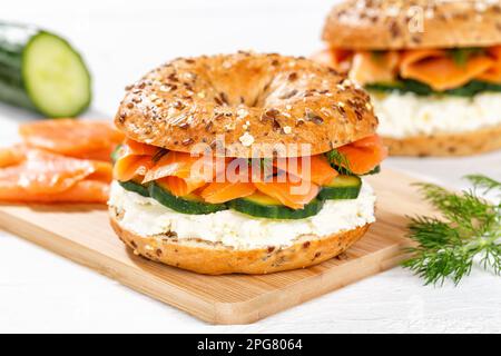 Stoccarda, Germania - 15 marzo 2023: Panino in rotolo di bagel per colazione con salmone a Stoccarda, Germania. Foto Stock