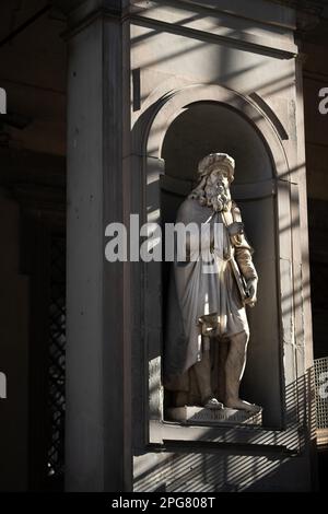 Statue ottocentesche di geni italiani in nicchie intorno al Loggiato (cortile) della galleria d'arte degli Uffizi. Leonardo da Vinci di Luigi Pampalo Foto Stock