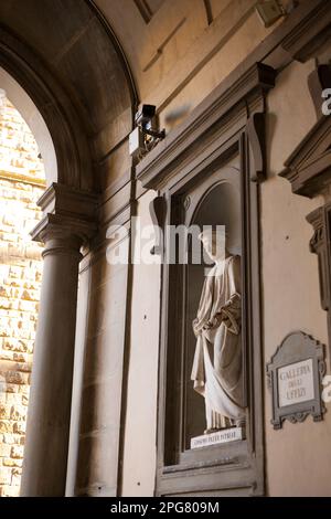 Statue ottocentesche di geni italiani in nicchie intorno al Loggiato (cortile) della galleria d'arte degli Uffizi. Cosimo Pater Patriae (Medici) Foto Stock