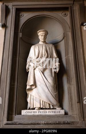 Statue ottocentesche di geni italiani in nicchie intorno al Loggiato (cortile) della galleria d'arte degli Uffizi. Cosimo Pater Patriae (Medici) Foto Stock