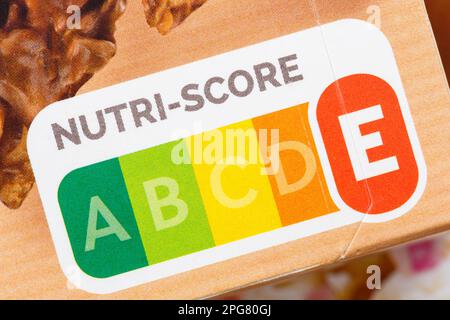 Stoccarda, Germania - 22 dicembre 2022: Nutri Score Label Symbol Unhealthy Diet Food Traffic Light mangiare a Stoccarda, Germania. Foto Stock