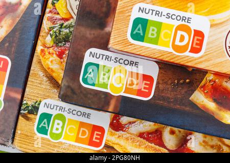 Stoccarda, Germania - 22 dicembre 2022: Nutri Score Label Symbol Healthy Eating Food Traffic Light Food a Stoccarda, Germania. Foto Stock