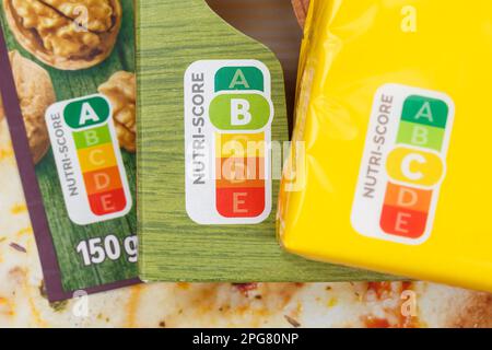 Stoccarda, Germania - 22 dicembre 2022: Nutri Score Label Symbol Healthy Eating Food Traffic Light Food a Stoccarda, Germania. Foto Stock