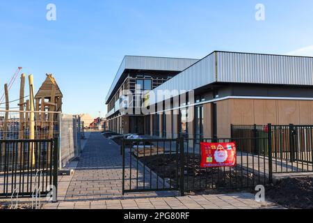 Edificio scolastico nel nuovo quartiere residenziale di Koningskwartier Zevenhuizen, nello Zuidplaspolder dei Paesi Bassi Foto Stock