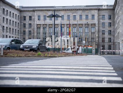 Berlino, Germania. 21st Mar, 2023. Un croswalk di fronte al Ministero federale delle finanze. Il Ministero delle Finanze intende riesaminare i piani per una possibile estensione di fronte alla sua attuale sede. Il ministro federale delle finanze Lindner non vuole attenersi ai precedenti piani per un'estensione del suo ministero. Credit: Michael Kappeler/dpa/Alamy Live News Foto Stock