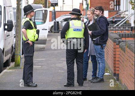 Brixham Road, Birmingham, 21 marzo 2023 - la polizia di West Midlands ha aumentato le pattuglie a piedi sia su Brixham Road che su Shenstone Road dopo aver avviato un'indagine dopo che un uomo è stato messo in luce vicino a Brixham Road a Edgbaston, Birmingham, poco dopo le 19:00 di ieri (lunedì). Credito: Interrompi stampa Media/Alamy Live News Foto Stock