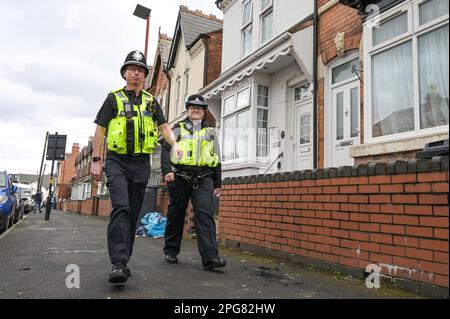 Brixham Road, Birmingham, 21 marzo 2023 - gli agenti di polizia di West Midlands pattugliano oltre la scena del crimine mentre le pattuglie di piede aumentate su Brixham Road e Shenstone Road vengono effettuate dopo che hanno avviato un'indagine dopo che un uomo è stato messo in luce vicino a Brixham Road a Edgbaston, Birmingham, poco dopo le 19 di ieri (lunedì). Credito: Interrompi stampa Media/Alamy Live News Foto Stock