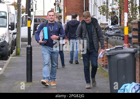 Brixham Road, Birmingham, 21 marzo 2023 - i detective della polizia di West Midlands effettuano indagini porta a porta mentre le pattuglie aumentate su Brixham Road e Shenstone Road vengono effettuate dopo che hanno avviato un'indagine dopo che un uomo è stato messo in luce vicino a Brixham Road a Edgbaston, Birmingham, poco dopo le 19 di ieri (lunedì). Credito: Interrompi stampa Media/Alamy Live News Foto Stock