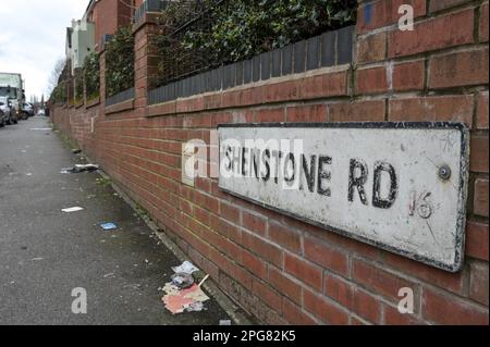 Brixham Road, Birmingham, 21 marzo 2023 - la polizia di West Midlands ha aumentato le pattuglie a piedi sia su Brixham Road che su Shenstone Road dopo aver avviato un'indagine dopo che un uomo è stato messo in luce vicino a Brixham Road a Edgbaston, Birmingham, poco dopo le 19:00 di ieri (lunedì). Credito: Interrompi stampa Media/Alamy Live News Foto Stock