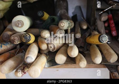 Nel laboratorio di Rory Young a casa a Cirencester. Foto Stock