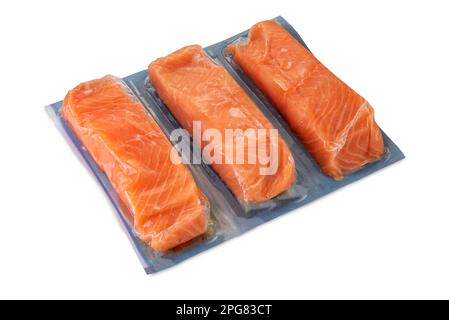 Fette di salmone confezionate sottovuoto sigillate per una cottura sous vide isolate su bianco, percorso di ritaglio incluso Foto Stock