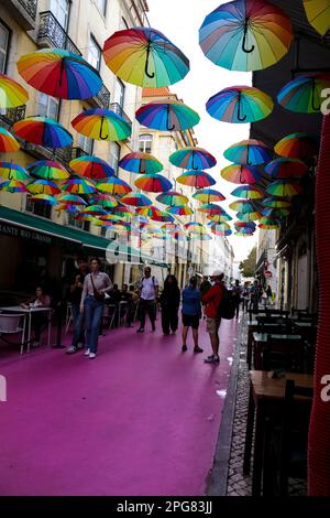 Lisbona, Portogallo - 21 ottobre 2022: Ombrelli multicolore appesi sulla strada rosa a Lisbona, Portogallo Foto Stock