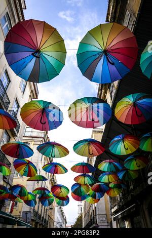 Ombrelli multicolore appesi su una strada a Lisbona, Portogallo Foto Stock