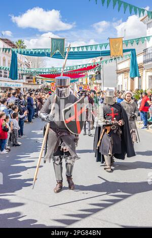 Huelva, Spagna-18 marzo 2023: Cavaliere vestendo un'armatura metallica e una lancia di cavalleria o lancia di jouting è parapadando nella Medieval Discovery Fair, Palos Foto Stock