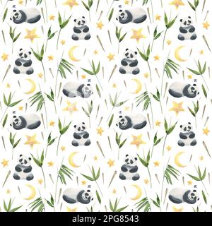 Simpatico panda che dorme e si siede tra foglie di bambù e semi con stelle e luna. Illustrazione acquerello. Motivo senza cuciture su sfondo bianco Foto Stock