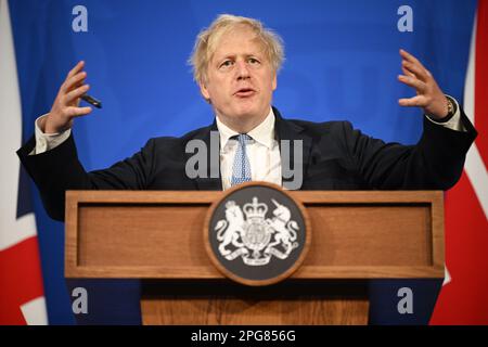 Foto del file datata 25/05/2022 dell'allora primo ministro Boris Johnson durante una conferenza stampa a Downing Street, Londra, a seguito della pubblicazione del rapporto di sue Gray sulle feste di Downing Street a Whitehall durante il blocco del coronavirus. Data di emissione: Martedì 21 marzo 2023. Foto Stock