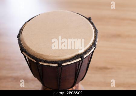 superficie cutanea su strumento a percussione Foto Stock