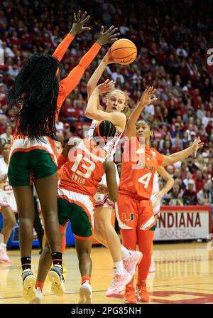 Bloomington, Stati Uniti. 21st Mar, 2023. La guardia degli Indiana Hoosiers Grace Berger (34) passa contro Miami durante il secondo round della partita del torneo di pallacanestro NCAA womenís nella Simon Skjodt Assembly Hall. Gli Hoosiers hanno perso agli uragani 70-68. Credit: SOPA Images Limited/Alamy Live News Foto Stock