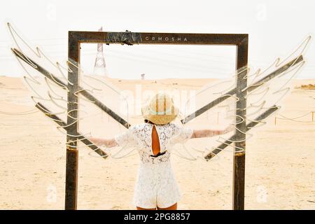 Abu Dhabi, Emirati Arabi Uniti - 15th marzo, 2023: Posto di visita turistica femminile con ali ad Abu Dhabi, Emirati Arabi Uniti. Famosa destinazione di viaggio fuori capitsl Foto Stock