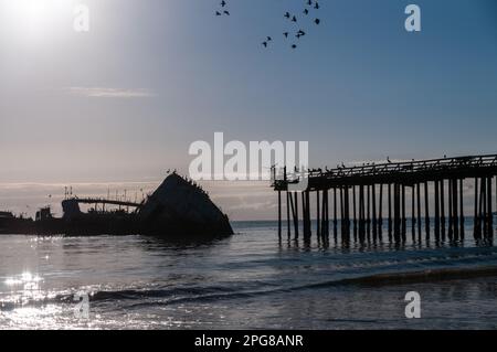 Silhoutte della SS Palo Alto, un vecchio naufragio della seconda guerra mondiale al largo della costa di Aptos, California Foto Stock