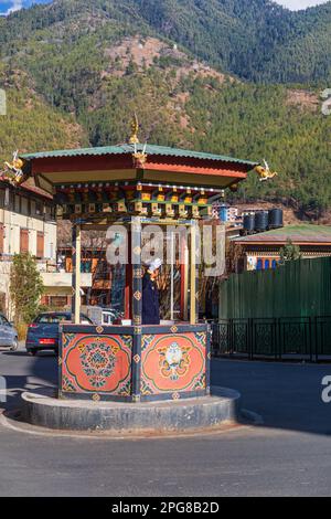 Thimphu, Bhutan - Gennaio 9th 2017: Poliziotto locale che dirige il traffico nel centro di Thimphu in Bhutan, come si rifiutano di ottenere un semaforo Foto Stock