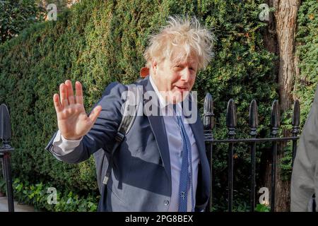 L'ex primo ministro Boris Johnson lascia la sua casa a Londra questa mattina. I suoi commenti sono seguiti da vicino come il cancelliere Jeremy Hunt è dovuto alla deliv Foto Stock