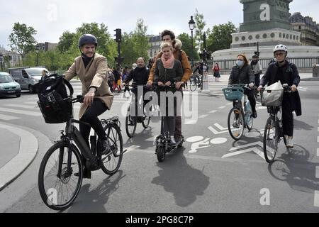 FRANCIA. PARIGI (75) 11TH ARR. PIAZZA DELLA BASTIGLIA. BICICLETTE E SCOOTER SU UN PERCORSO CICLABILE. SEMPRE PIÙ PARIGINI VANNO SU DUE RUOTE Foto Stock