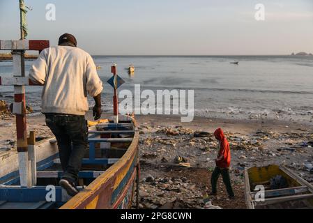 Nicolas Remene / le Pictorium - mercato del pesce Soumbedioune a Dakar (Senegal) - 18/3/2017 - Senegal / Dakar / Dakar - Spiaggia e mercato del pesce di Soumbedioune a Dakar (Senegal) - Ibrahim Laye, noto come Ndalo, un falegname di professione, costruisce barche per i pescatori. Qui una barca ha preso fuoco in mezzo al mare a causa di una lattina di benzina nella stiva. Foto Stock