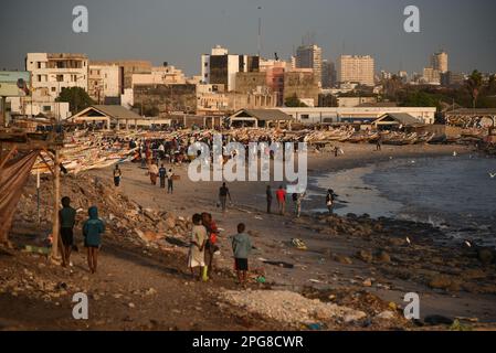 Nicolas Remene / le Pictorium - mercato del pesce Soumbedioune a Dakar (Senegal) - 18/3/2017 - Senegal / Dakar / Dakar - Vista sulla spiaggia di Soumbedioune a Dakar, 17 marzo 2017. Foto Stock