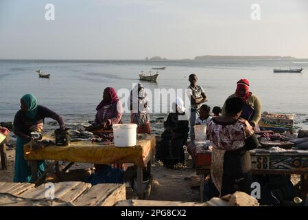 Nicolas Remene / le Pictorium - mercato del pesce Soumbedioune a Dakar (Senegal) - 18/3/2017 - Senegal / Dakar / Dakar - Spiaggia e mercato del pesce di Soumbedioune a Dakar, 18 marzo 2017. Foto Stock