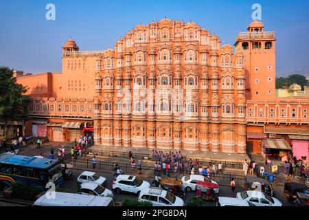 Famoso storico landmak rosa Hawa Mahal Palazzo dei Venti con persone e trasporto. Jaipur, Rajasthan, India Foto Stock