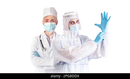 Pandemic Healthcare. Operatori medici che indossano maschere facciali e indumenti protettivi Foto Stock