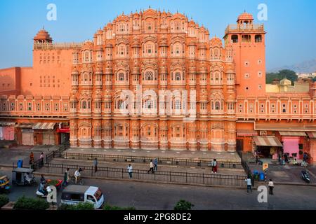 Famoso storico landmak rosa Hawa Mahal Palazzo dei Venti con persone e trasporto. Jaipur, Rajasthan, India Foto Stock