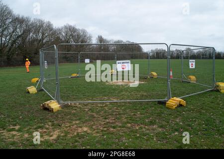 Ruislip, Regno Unito. 21st marzo, 2023. Una nuova patch di liquido gorgogliante è apparsa sulle piazzole di rugby al Ruislip Rugby Club e sta causando timori e preoccupazioni per la sicurezza per i residenti locali e gli utenti del club di rugby. Una trivellatrice per gallerie ad alta velocità HS2 sta attualmente effettuando il tunneling verso Euston sotto il campo da rugby club. HS2 hanno detto alla BBC che 'l'aria sembra essere stata forzata attraverso un terreno acquarato attraverso un pozzo preesistente durante le operazioni di perforazione di tunnel. L'area è stata temporaneamente recintata e rimane al sicuro". HS2 appaltatori di rumore e vibrazioni ambientali, tuttavia, assumevano il measu Foto Stock