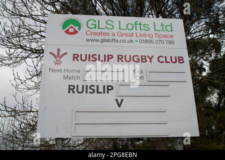 Ruislip, Regno Unito. 21st marzo, 2023. Una nuova patch di liquido gorgogliante è apparsa sulle piazzole di rugby al Ruislip Rugby Club e sta causando timori e preoccupazioni per la sicurezza per i residenti locali e gli utenti del club di rugby. Una trivellatrice per gallerie ad alta velocità HS2 sta attualmente effettuando il tunneling verso Euston sotto il campo da rugby club. HS2 hanno detto alla BBC che 'l'aria sembra essere stata forzata attraverso un terreno acquarato attraverso un pozzo preesistente durante le operazioni di perforazione di tunnel. L'area è stata temporaneamente recintata e rimane al sicuro". HS2 appaltatori di rumore e vibrazioni ambientali, tuttavia, assumevano il measu Foto Stock