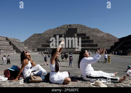 Stato del Messico, Messico. 20th Mar, 2023. I visitatori della piramide della Luna vengono ad accogliere l'ingresso della primavera presso il sito archeologico di Teotihuacan, nel comune di Teotihuacan nello Stato del Messico. Il 20 marzo 2023 nello Stato del Messico (Foto di Luis Barron/Eyepix Group). (Foto di Eyepix/Sipa USA) Credit: Sipa USA/Alamy Live News Foto Stock