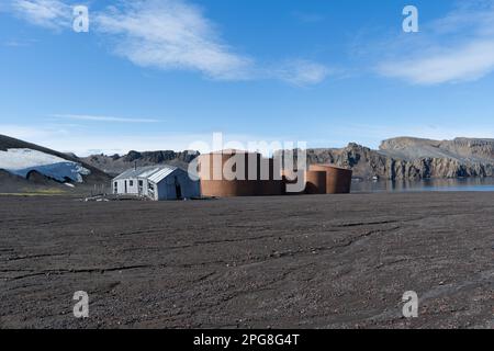 Old Whaling Station (sito storico) a Whalers Bay sull'isola di Deception (vulcano attivo) - Antartide Foto Stock