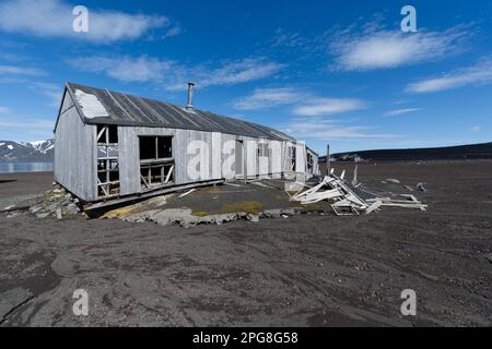 Rifugio abbandonato British Antartic Survey accanto a una stazione di caccia alla balena a Whalers Bay sull'isola di Deception (vulcano attivo) - Antartide Foto Stock