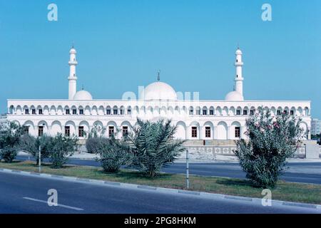 Abu Dhabi UAE 1976 – la Grande Moschea originale tra Airport Road (ora Sheikh Rashid Bin Saeed Street) e Zayed la prima strada ad Abu Dhabi, Emirati Arabi Uniti Foto Stock