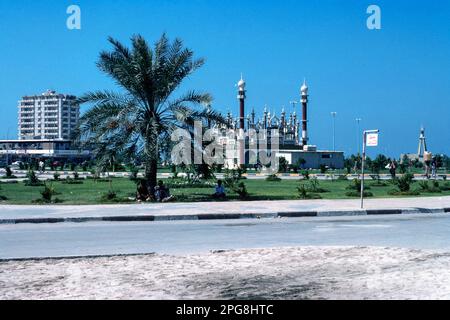 Abu Dhabi UAE 1976 – elaborata moschea sulla Corniche di Abu Dhabi, Emirati Arabi Uniti Foto Stock