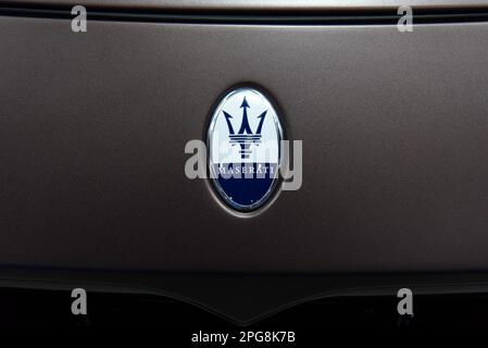 Nonthaburi, Thailandia. 21st Mar, 2023. Un logo Maserati visto sul veicolo durante l'evento. Il 44th Bangkok International Motor Show si è tenuto a Impact Muang Thong a Nonthaburi, dove più di 40 marchi leader di case automobilistiche hanno partecipato per esporre i loro prodotti e la tecnologia automobilistica, compresi i nuovi veicoli elettrici nella vetrina automobilistica annuale. Credit: SOPA Images Limited/Alamy Live News Foto Stock