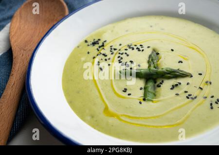 Asparagi verdi cremosi e zuppa di formaggio Foto Stock