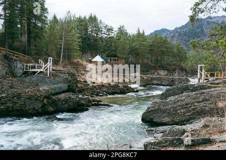 ponte sospeso su un fiume di montagna. farmacia altai Foto Stock
