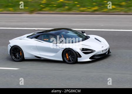 2021 McLaren 720s, 4,0L bicilindrico V8, motore medio, supercar posteriore, auto sportiva a benzina con profilo aerodinamico; viaggiando sull'autostrada M6, Regno Unito Foto Stock