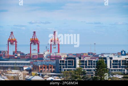 Fremantle, WA, Australia - Vista sul porto e sui moli con gru Foto Stock